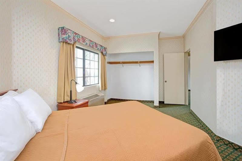 Travelodge By Wyndham Lynwood Esterno foto